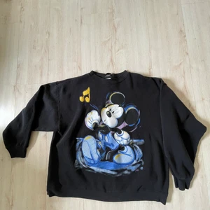 Sweatshirts Mickey Mouse - Sweatshirt från Disney - Original. Storlek S-M. Mycket fint skick. Knappt använd. 