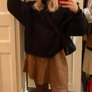 Mockakjol - Omlottkjol i (troligen imiterad) mocka köpt på Humana för ett år sedan. I bra skick och använd ett fåtal gånger av mig! Stl 40 men pga knytningen är den väldigt anpassningsbar i stl. Långa band. 