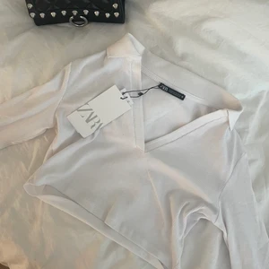 Zaratopp - Helt oanvänd tröja från Zara med prislapp kvar. Storlek M men passar mig som normalt bär S också