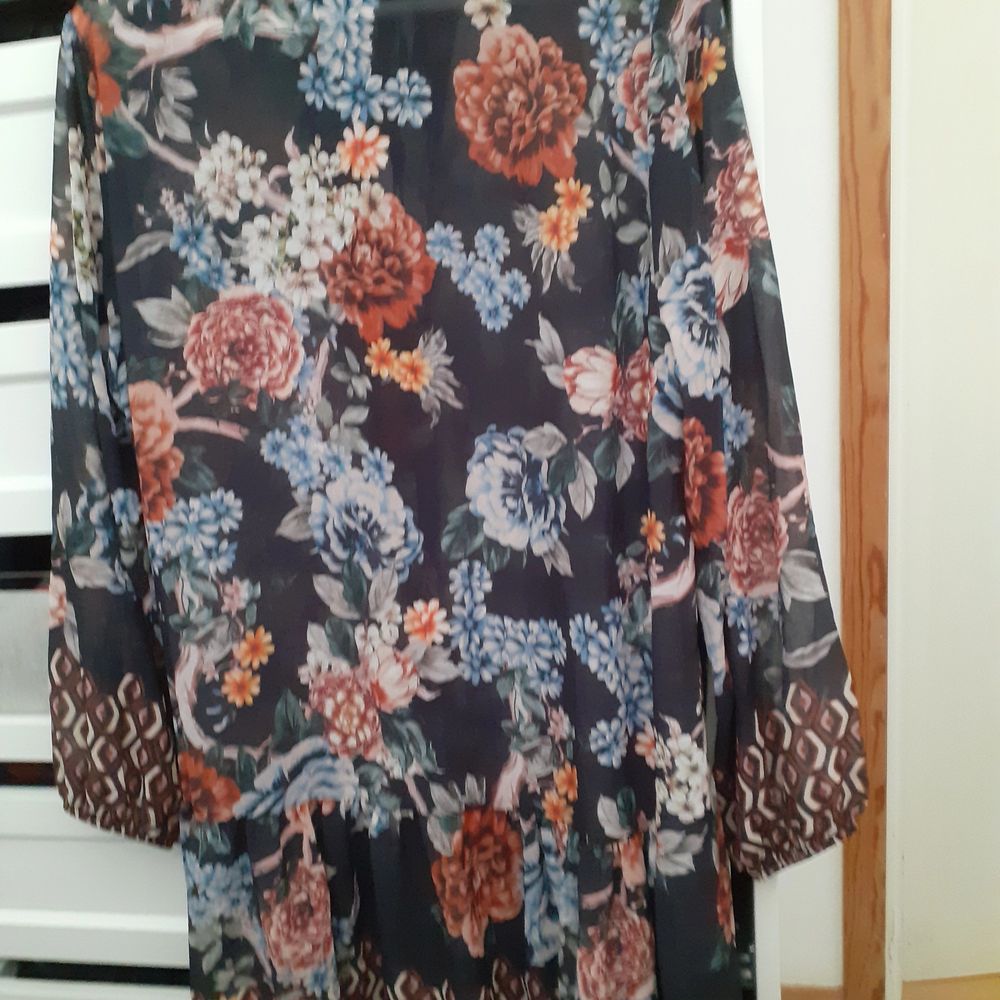 Floral dress with small lace keyhole in the back Size L Never worn (Belt not included, just to show what it'd look like with one) Italian brand bought while i was in italy (handmade in italy at a boutique). Klänningar.