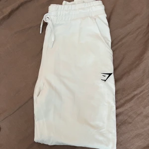 Gymshark byxor  - Helt oanvända vita byxor från Gymshark i storlek M! Skönaste materialet!! 180kr+frakt 