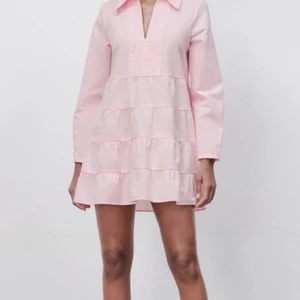 klänning från zara Strl S - Säljer denna jättefina klänningen då den inte passade mig i längden, har aldrig använt den och prislappen sitter kvar på den. Köparen står för frakten 