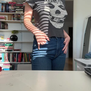 HM jeans  - Jättefina mörkblåa jeans från hm💞 Endast använda fåtalet gånger. Säljs för 250+66kr frakt men priset går absolut att diskutera. Skriv om du har frågor 💖