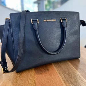 Michael Kors - Snygg väska, modellen finns inte och köpa längre. Välbevarad väska 🤩