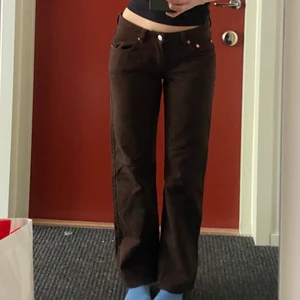 Bruna jeans Arrow - Galet snygga bruna jeans från Weekday. Modellen Arrow. Storlek W26 L30