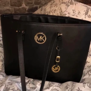 Michael Kors - Väska från Michael Kors, använd fåtalet gånger och är i superfint skick. 💓