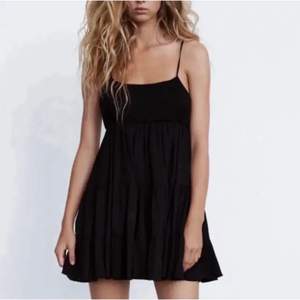 Slutsåld oanvänd klänning med lappen kvar💗 första bilden är från hemsidan och andra är egen💗 säljer då den inte passar så fint på mig och jag behöver pengar💗 köptes för 399💗 köparen står för frakt!💗