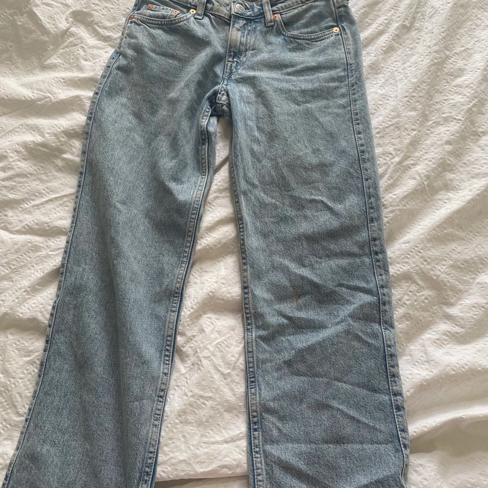 Populära/trendiga low waist jeans💕 Blandannat har saga STQ dessa jeans Sitter snyggt och bekvämt Passar mig som är 162cm Helt nya, aldrig använda Nypris 500kr . Jeans & Byxor.