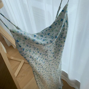 Klänning 🌼🌼 - Säljer denna slutsålda klänning från Gina. Helt ny med prislappen kvar. Fel storlek för mig. Nypris 499. Säljer för 350+66kr frakt