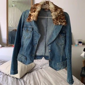 Jeansjacka med päls - Jeansjacka med pälskrage från Boss Orange. Köpt second hand, men själv aldrig använt. Fint skick!  Kan även användas som en Small.