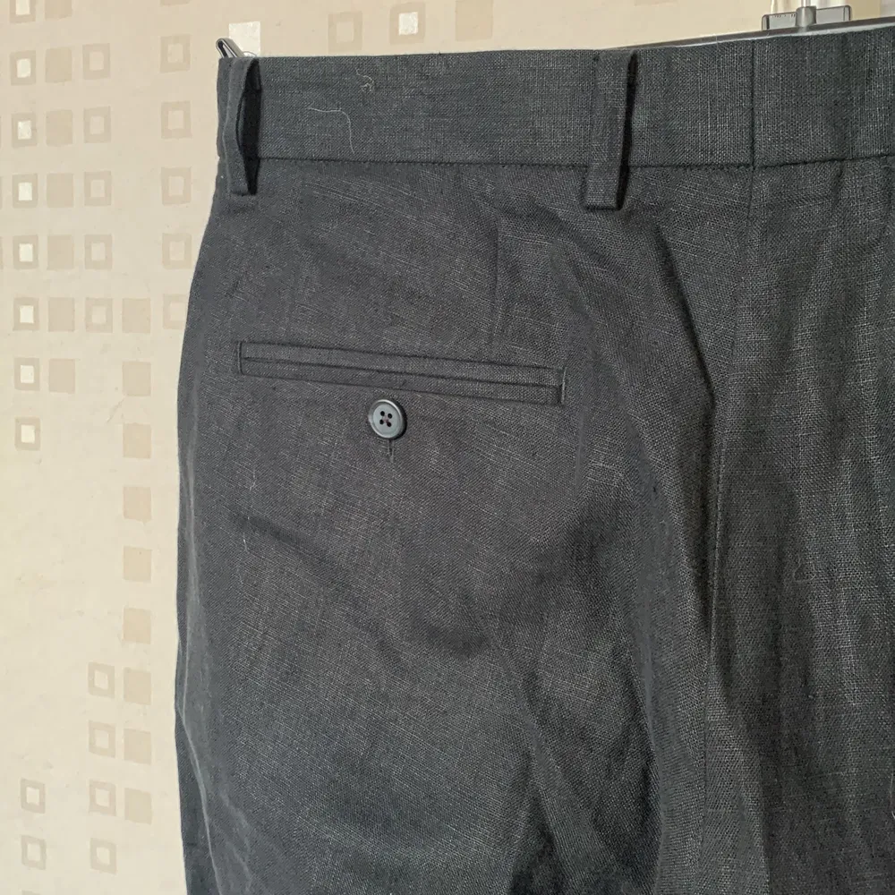 Linnebyxor från HM i nyskick! Storlek 50 och ingen stretch, fickor både fram och bak i bra storlek. . Jeans & Byxor.