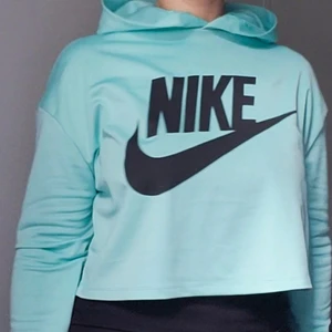 Nike hoodie - Fint skick. Jag har fått tröjan, den är bekväm men blir inte använd. Croppad modell. Liten för att vara XL.