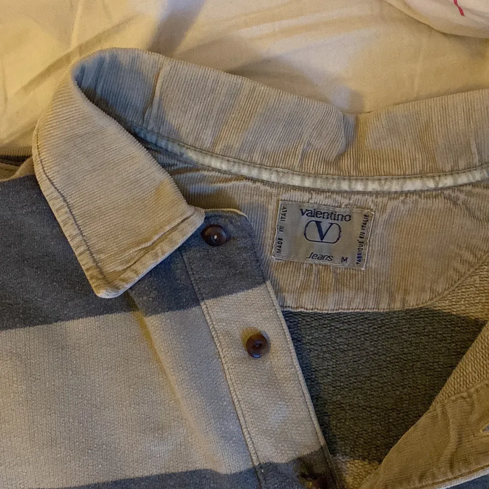 Säljer min Valentino jeans tröja som jag köpte secondhand. Jättemysig och super snygg, på mig som har M sitter den lite oversized! . Tröjor & Koftor.
