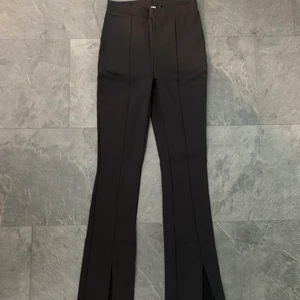 Svarta kostymbyxor bikbok  - Helt oanvända svarta kostymbyxor från bikbok. Slits nedtill. Med prislappen kvar! Hör av dig för fler bilder eller frågor! Kan mötas eller fraktas<3