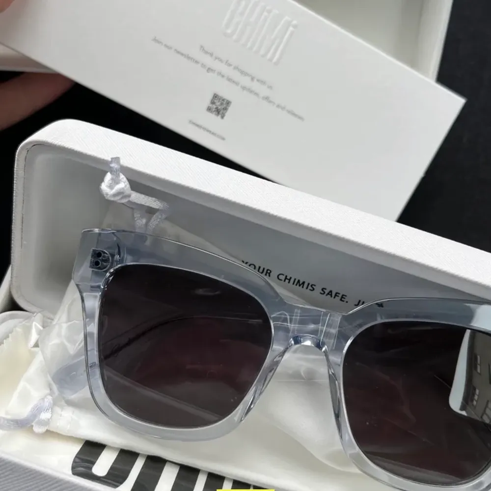 Hej jag säljer dessa svin snygga solglasögon ifrån chimi!🫶 säljer pågrund av att jag inte passar i solglasögon 🕶 kom med bud privat ❤️❤️ Mvh Anna . Accessoarer.