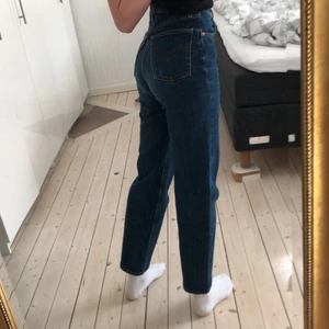 Levi’s Jeans - Jag säljer två par Levis Ribcage Straight jeans i mycket gott skick. Säljer då de är för korta för mig som är 177 cm. Strl 26 i midjan 72cm och 28 i längden, innerbensmått 73cm. Köpta för 1200 kr på Levis. Kan skicka fler bilder. Frakt på 66kr tillkommer.