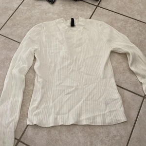 H&M vit tröja - Vit tröja från H&M, storlek 38, använd kanske två gånger så den är i bra skick