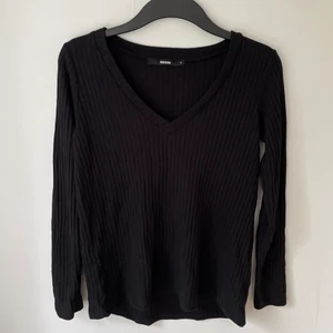 Bik Bok V-ringad svart tröja från  - Jättefin V-ringad svart långärmad tröja från Bik bok.  Storlek S 