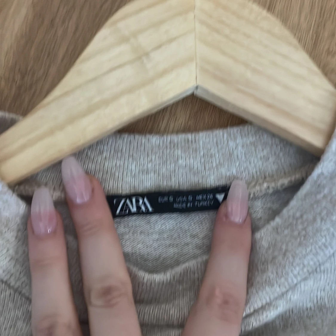 Långärmad tröja med pösrmar med pärlor. - 90