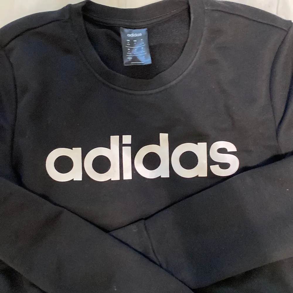 Adidas tröja i storlek S, en gång använd. Tröjor & Koftor.