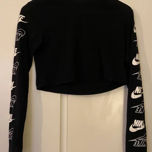 Träningströja  - En fin magtröja från NIKE. Fina detaljer på armarna.             Har knappt används 🏋️‍♀️