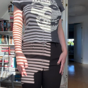 Lågmidjade kostymbyxor - Supersnygga bruna lågmidjade kostymbyxor från märket Yessica💖 Midjemåttet är 78 cm. Priset är 160+66kr frakt men priset kan absolut diskuteras. Skriv gärna om du har några frågor💞