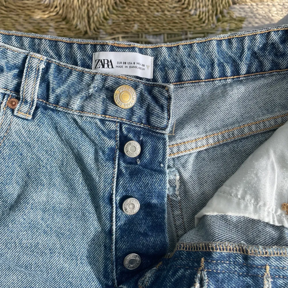 Många är intresserade, buda!💘Säljer mina älskade shorts köpta på Zara sommaren 2020! Används inte då de är för små för mig. Ser ut som nya och har inga fläckar eller defekter. Storlek 38! Kan mötas i Malmö, annars står köparen för frakt!💞💘 . Shorts.