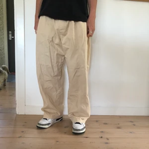 District 46 mega surfpant  - District 46 surfpants. Väldigt skönt och luftigt material. Använda en gång, säljer då jag köpte för stor storlek. Köpte storlek L vilket borde motsvara typ storlek 36