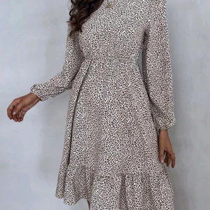 Shein klänning  - Klänning från shein! Aldrig använd endast testad ”bilderna är från hemsidan” storlek S sitter superbra! Har sen ett litet resår i midjan som formas efter kroppen Passar mellan XS möjligtvis M priset är inklusive frakt