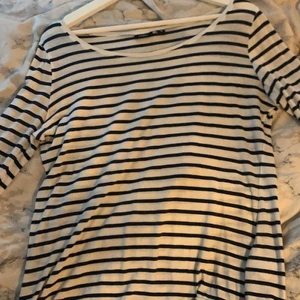 Vanlig randig Lindex tröja - Den är en lätt skön randig tröja dom har lite spräckta sömmar vid nacken men ingen ma ser elle tänker på<3