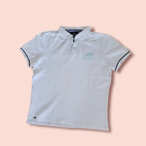 Bondelid pike - Bondelid pike  Framsida: bondelid märke. Baksida: Plain. Detaljer: Broderat märke.  ↔️ Bredd: 53 cm.   ↕️ Längd: 60 cm.   ↘️ Ärm:  20 cm.   🔄Storlek: L.   🔃Passform: Sitter bra I längd om man inte är bred över axlarna. Lite kortare I armarna.  ⚪ Färg: Vit.