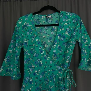 Grön blus med blommor💖 - Fin grön blus med små blommor, perfekt till en middag eller en dag på stan💕 säljer då den inte passar längre, använt få gånger!