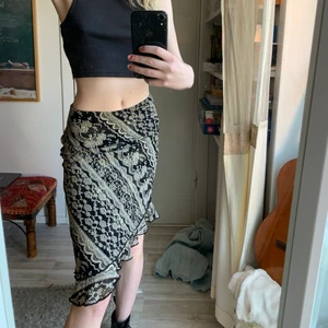 Kjol  - Kjol med glittrigt paisley mönster på:) elastisk 