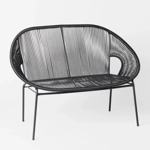Utomhussoffa från Åhléns  - Soffa perfekt för balkongen eller trädgården. Köpt i slutet av sommaren 2021 och är så gott som ny. Den är i svart färg. Mått:  Bredd: 114 cm Höjd: 81 cm Sitthöjd: 41cm  Djup: 67 cm Maxvikt: 220 kg