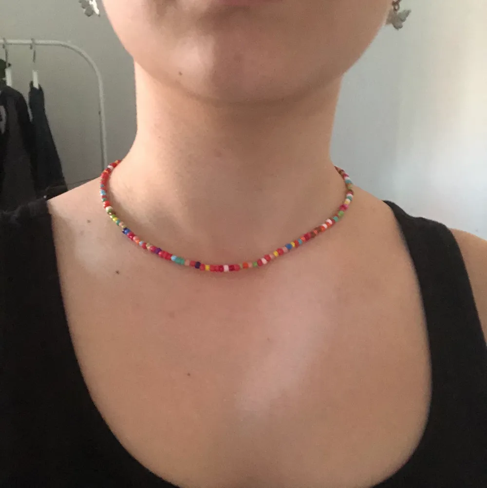 Choker/halsband med regnbågspärlor. Accessoarer.