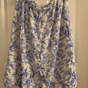 Fin blommig långkjol XL - Fin sommarkjol med knappar framtill. Skönt material
