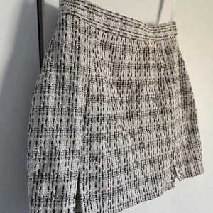 ”Stickad” kjol - Supersnygga kjolen jag tyvärr inte har användning för längre. Ganska kort men inte så den inte täcker härligheterna. Är 1.66 och den går en bit över rumpan. 