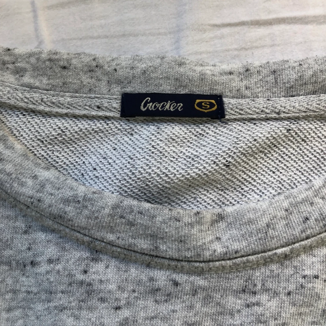 Grå sweatshirt med text  - 91