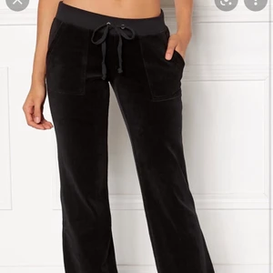 Juicy byxor - Svarta juicy byxor i den gamla modellen men har även silver detaljerna på snörnerna! Köptes för 4 månader sen på nk för 899☺️