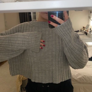 Grå stickad tröja - Croppad stickad tröja från Madlady🖤 Köpt för länge sedan men är använd ca 5 ggr. Säljer då den inte kommer till användning! Strl S. Oversized ärmar och kortare i midjan🖤
