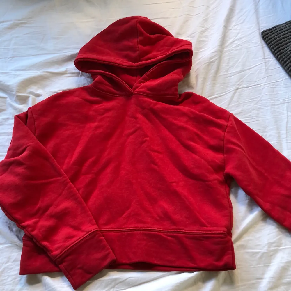 Röd lite kortare hoodie från Zara. Superfin och mysig och vådligt fin luva. Väldigt mysigt material.. Hoodies.