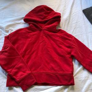 Röd lite kortare hoodie från Zara. Superfin och mysig och vådligt fin luva. Väldigt mysigt material.