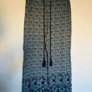 Byxor - Fina blåa byxor som nya 💙