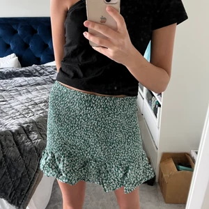 Blommig kjol - Kjol från Hm! 100kr + frakt