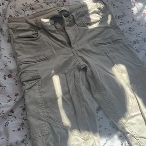 Cargo byxor - Cargo byxor i beige färg, väldigt fina men för små