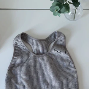 Träningstopp från na - Träningstopp från na, superskönt material och bra passform!