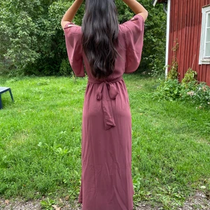 Maxiklänning/Långklänning  - Långklänning som passar till bal, bröllop eller andra fina tillställningar. Storleken är S, men passar även XS och M. Midjan regleras med band. Lite skrynklig på bilden, men går lätt att stryka bort. Använd 1 gång. Köparen står för frakt.