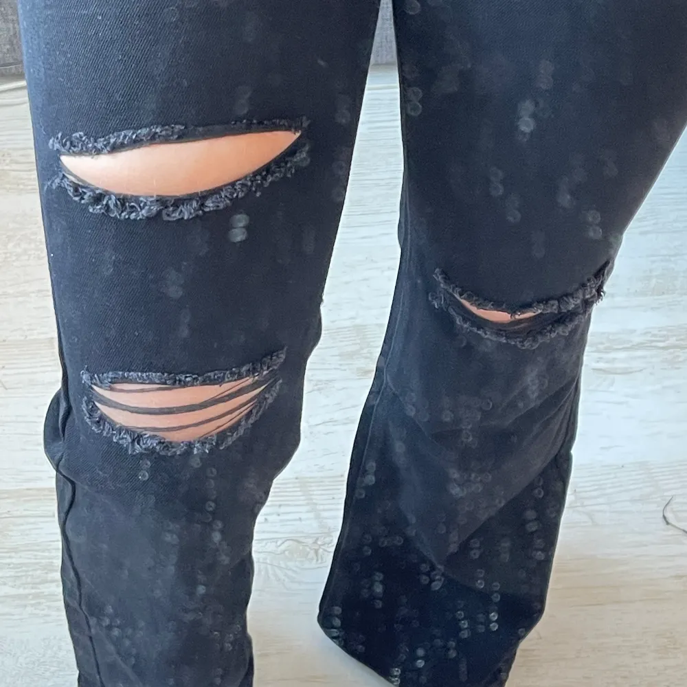 Säljer domma jeansen för dom sitter ej bra på mig och lite små har aldrig använt dom. Jeans & Byxor.