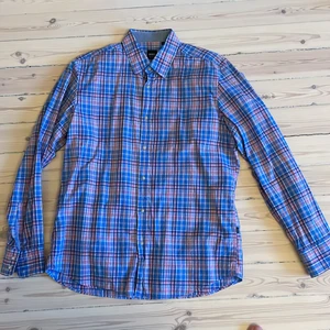 Skjorta Hugo Boss - Skjorta från Hugo Boss i bra skick, regular fit.