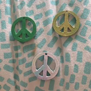 Upphängbara trä peace märken  - 3 stycken peace märken i trä som man kan måla om